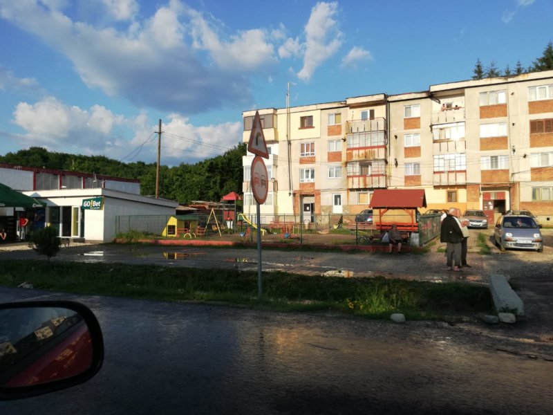 Pompierii solicitați la Stâlpeni, pentru evacuarea apei din curți!
