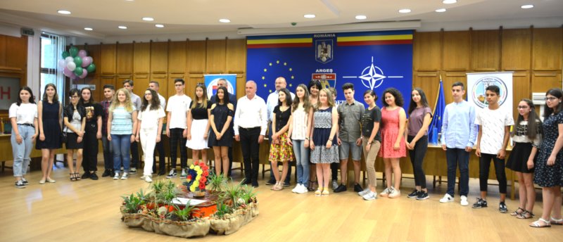 Elevii de 10 la Evaluarea Națională răsplătiți de Un Băiat și O Fată și CJ Argeș