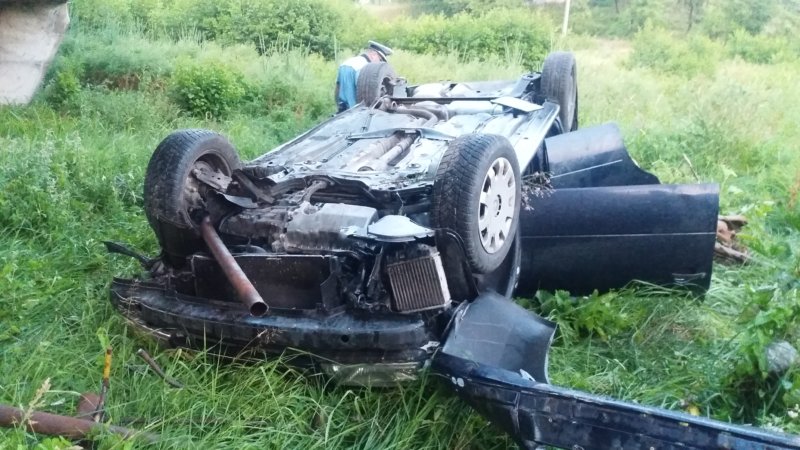 A căzut cu maşina în râu!