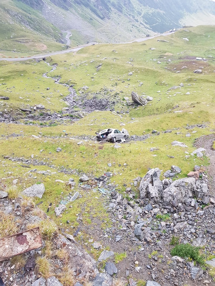 Cinci oameni au căzut cu mașina într-o râpă adâncă de 20 de metri!