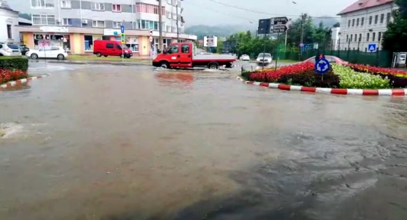VIDEO: Câmpulungul, sub ape!