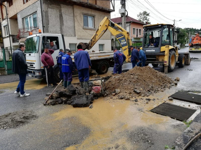 Canalizarea din centrul orașului Câmpulung a cedat!