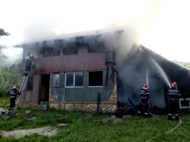 Le-a ars casa în construcţie! Pagubele sunt importante!
