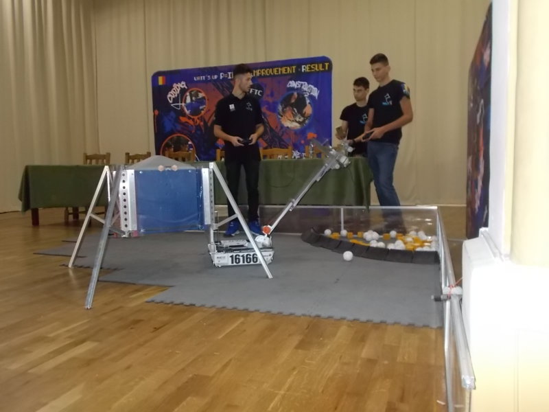 Mugurel, robotul care i-a făcut cunoscuți pe elevii din Câmpulung, tocmai în America