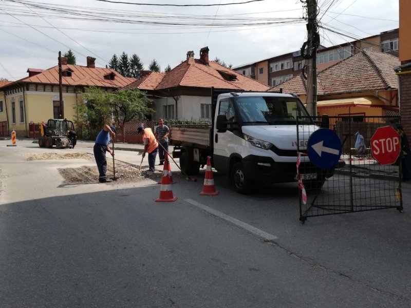S-a oprit circulația! Se toarnă covor asfaltic în centrul Câmpulungului!