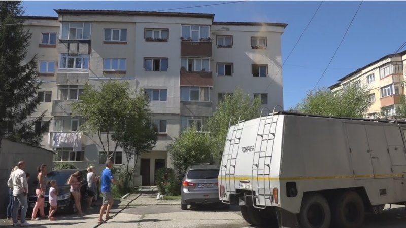 De la o candelă după un răposat, era să rămână fără casă…
