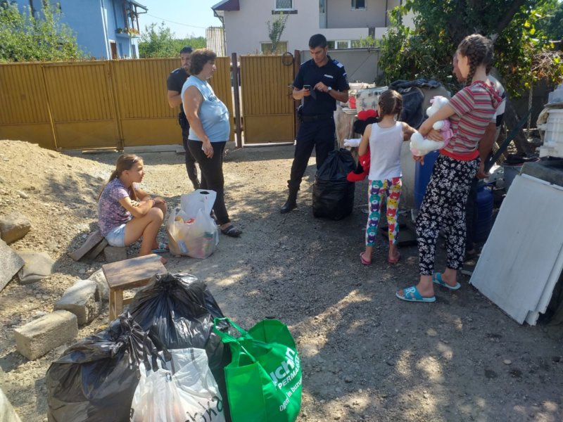 IJJ: „Am donat haine, jucării și alimente unei familii din Argeș”
