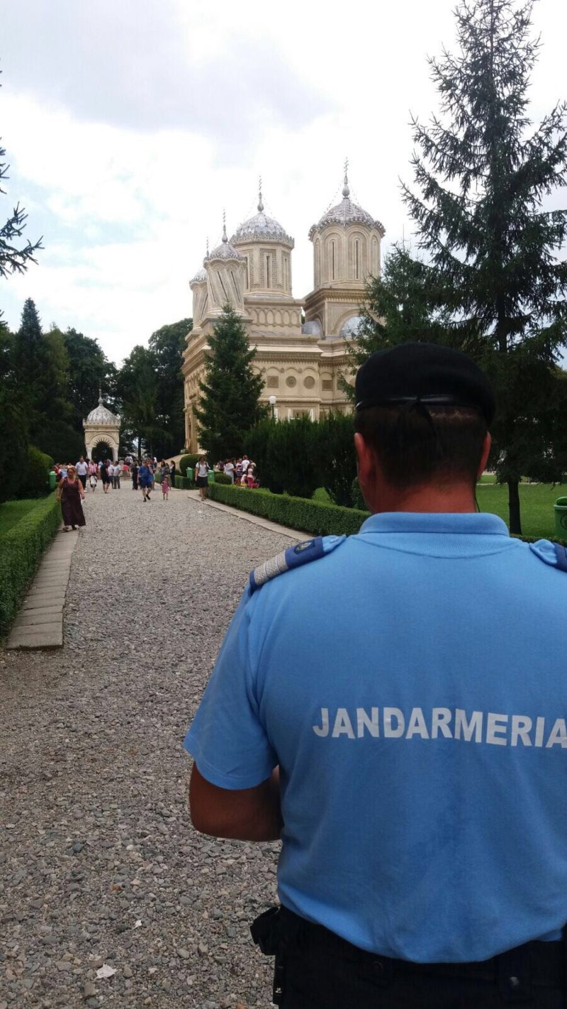 Jandarmii argeşeni asigură măsuri de ordine cu ocazia sărbătorii “Adormirea Maicii Domnului”