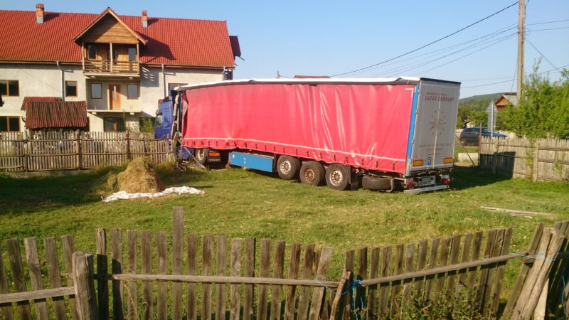 De pe șosea a ajuns cu tirul într-o curte!