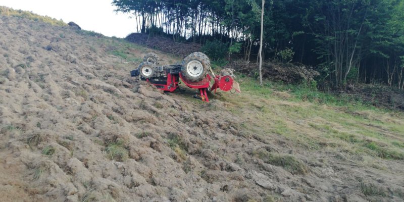 Cu numeroase fracturi după ce s-a răsturnat tractorul peste el!