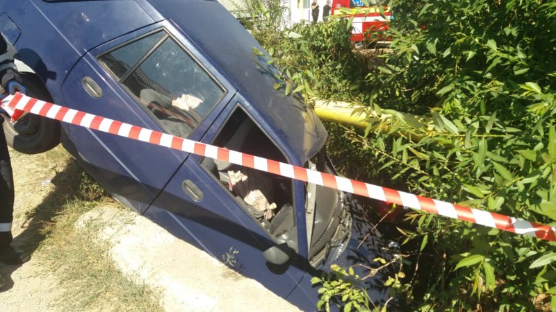 L-a băgat pe un șofer cu mașina în șanț!