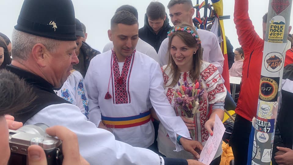 VIDEO: S-au căsătorit pe vârful Moldoveanu supranumit și Everestul României