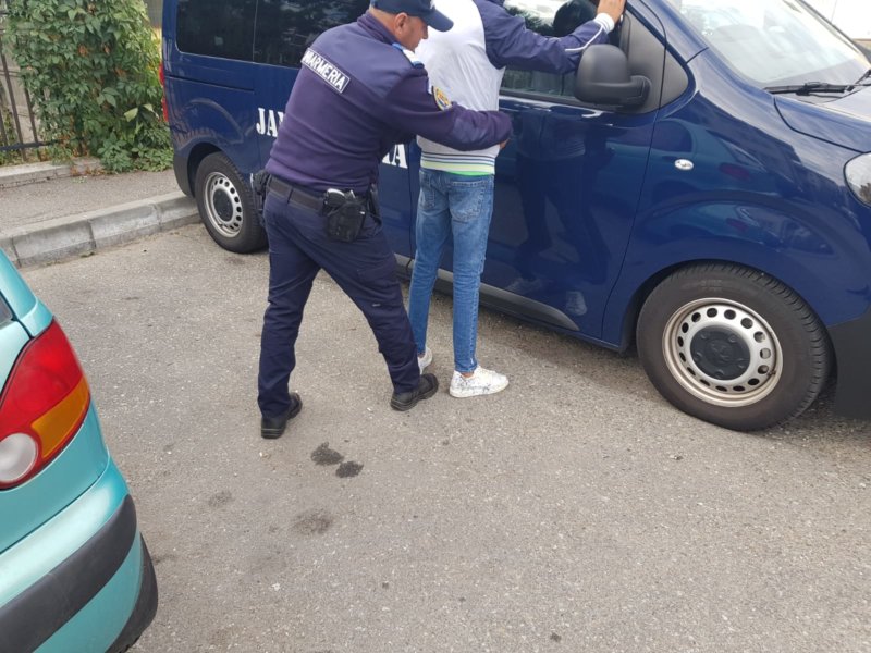 Jandarmii au confiscat bastonul metalic telescopic al unui elev