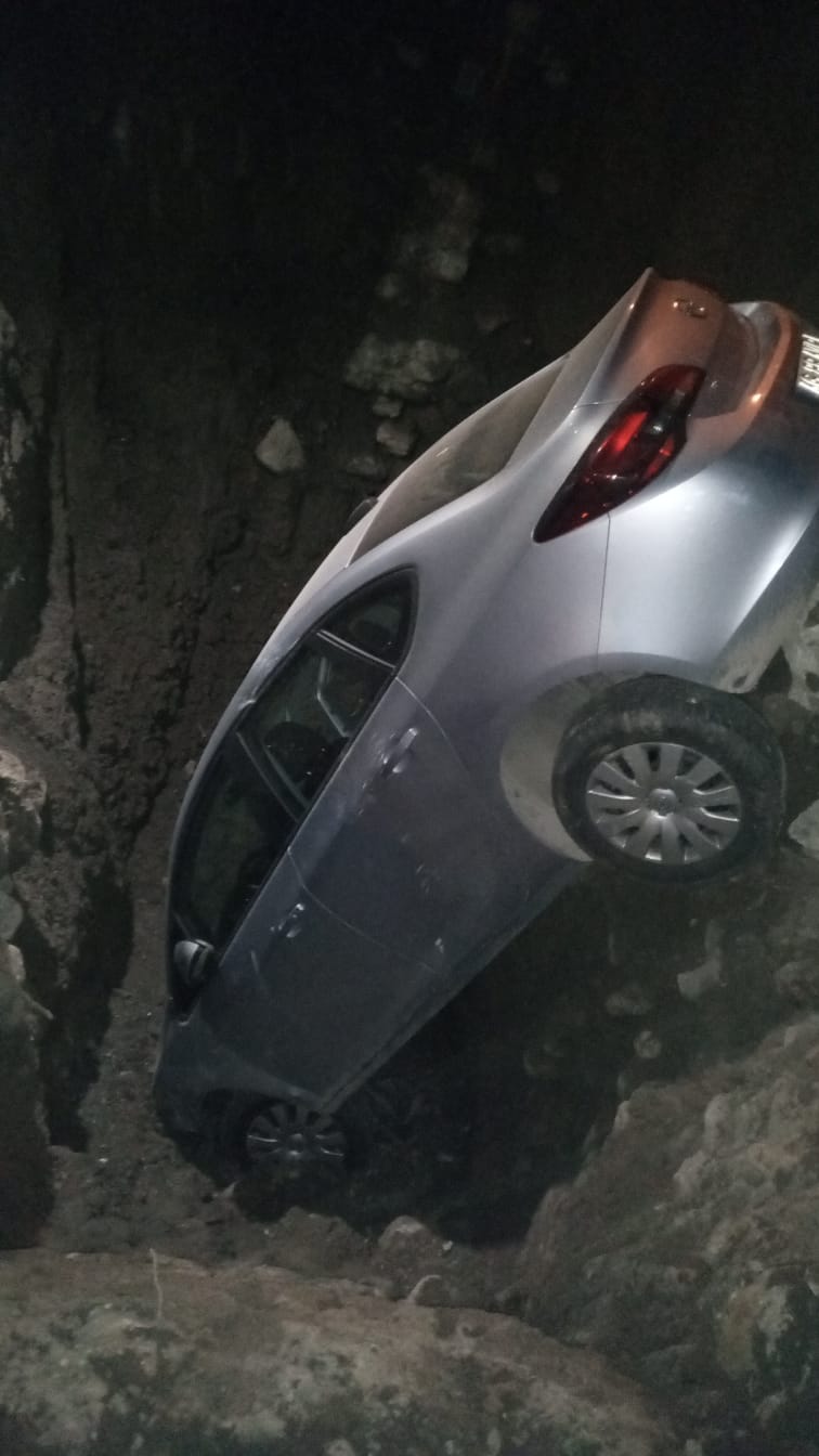 A plonjat cu maşina într-un crater la intrarea în Câmpulung!