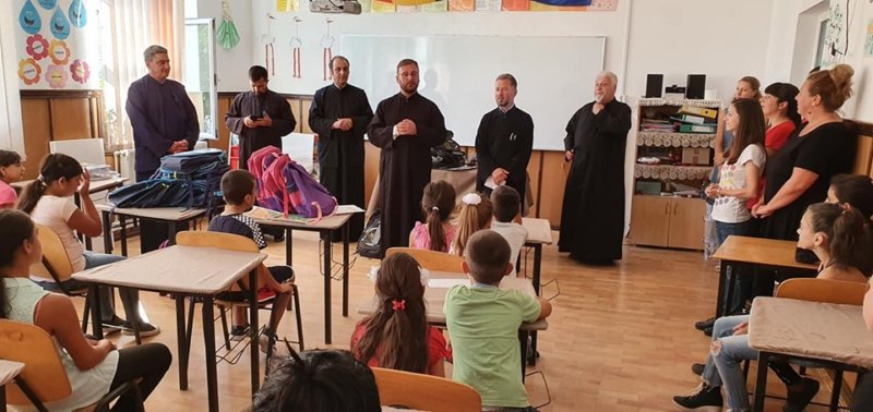 Elevii din Poienarii de Muscel au primit ghiozdane şi rechizite şcolare necesare pentru procesul educativ