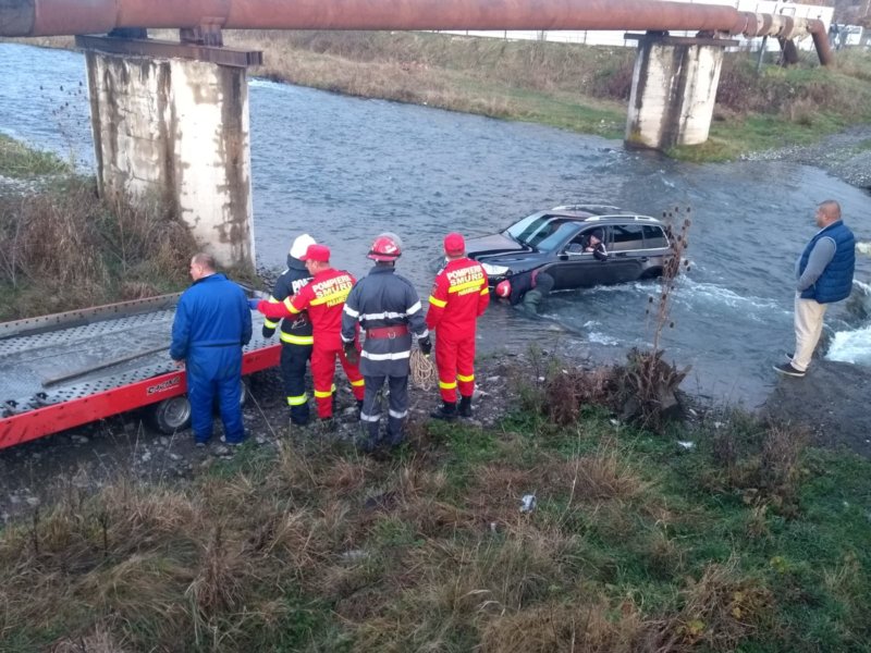 A rămas cu SUV-ul în mijlocul Râului Târgului!
