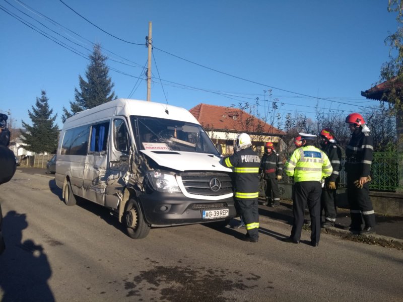 Microbuz încărcat cu pasageri izbit în plin de o camionetă!