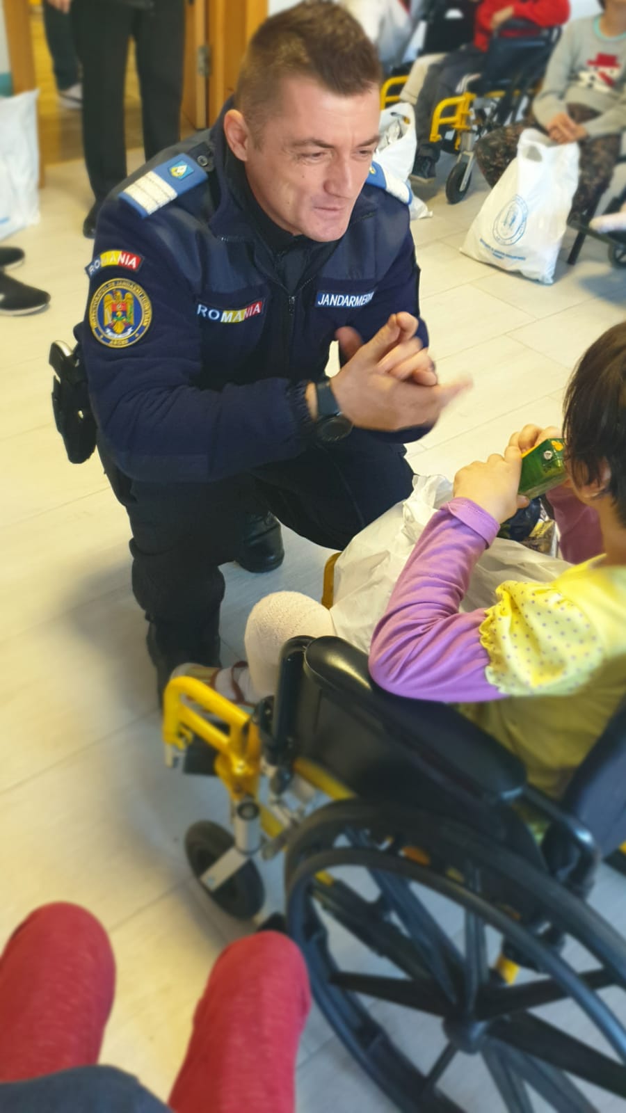 Dar din dar… Jandarmii argeşeni au bucurat sufletele unor copii!