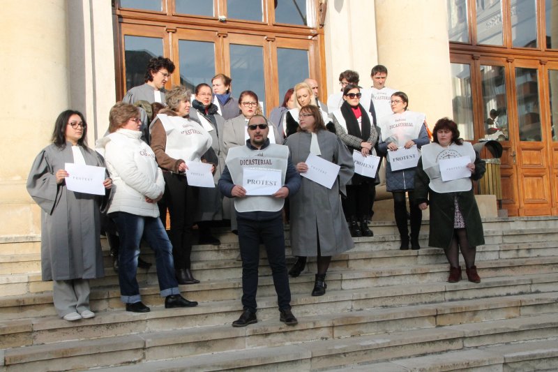 Protestatarii din justiţie doresc rezolvarea inechităţilor salariale!