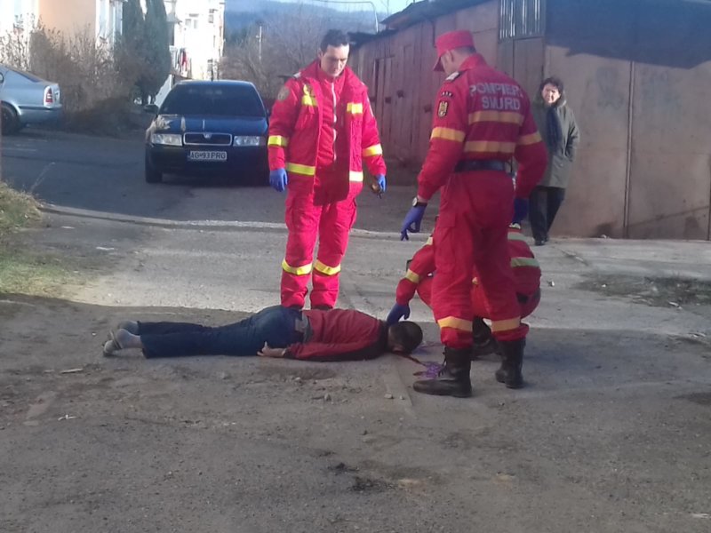 A sărit de la etajul patru! Tânărul a sfârşit zdrobit de caldarâm!