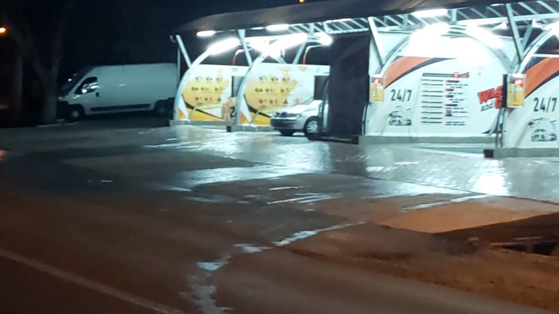 Apa de la o spălătorie din Câmpulung ajunge pe carosabil, iar producerea de accidente este iminentă!