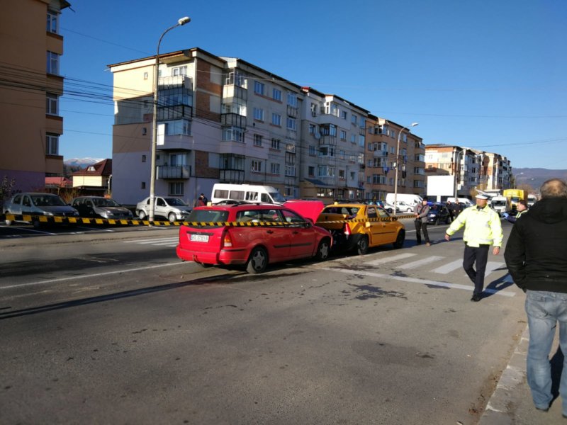 Din cauza neatenției un șofer era să o pățească rău de tot!