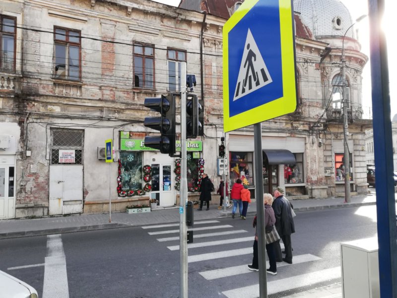 ATENȚIE: Nu merg semafoarele, șoferii nu opresc la trecerea de pietoni!