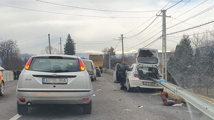 A intrat cu BMW-ul în glisieră pe DN 73!