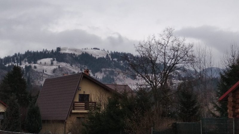 Iarnă în toată regula în localitățile situate la poalele muntelui
