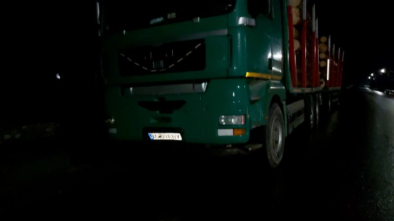 VIDEO: A abandonat autoutilitara plină de lemn şi a fugit de a mâncat pământul! Află ce l-a speriat pe şofer…