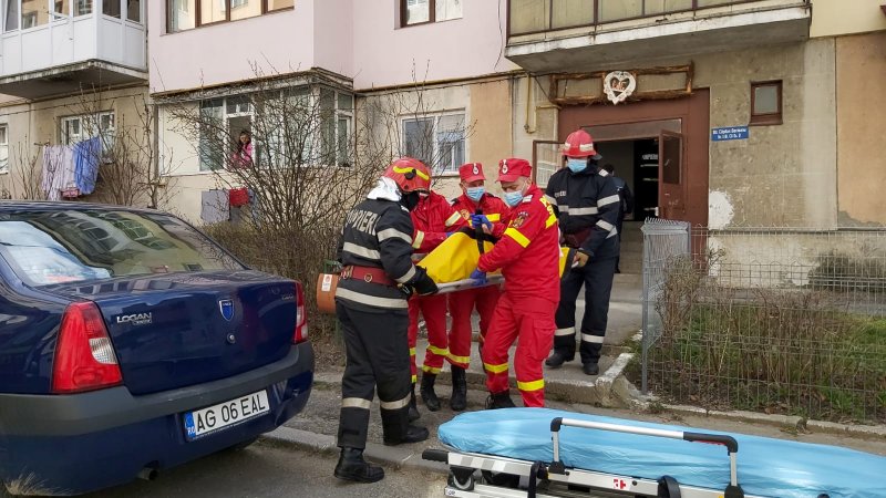 Au spart uşa ca să o salveze! Bătrâna era căzută şi avea dureri puternice!