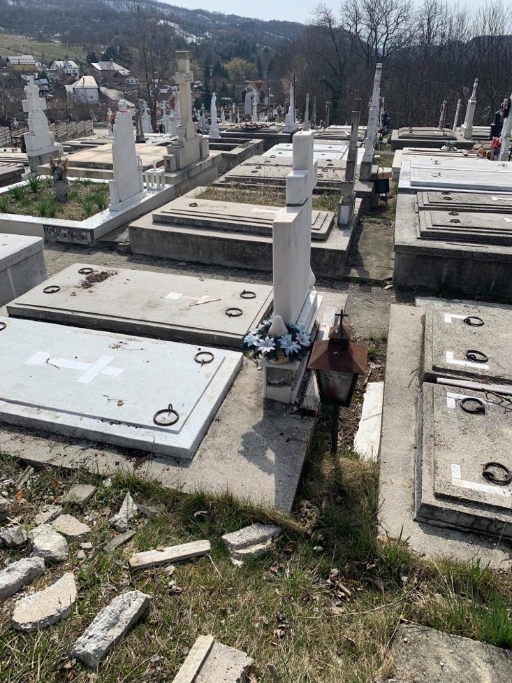 Monumente funerare distruse la Câmpulung…
