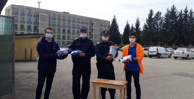 Elevii câmpulungeni au făcut măști de protecție cu ajutorul unei imprimante 3 D