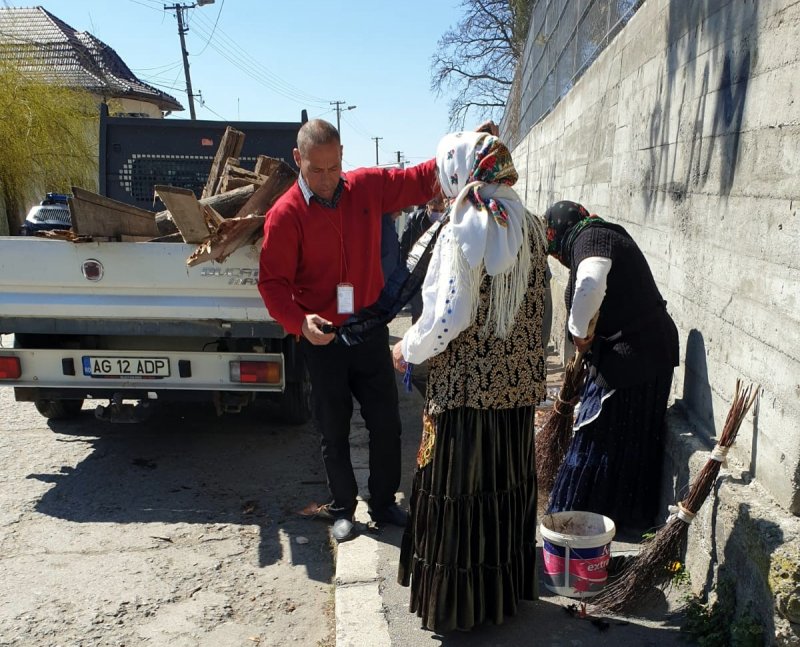 La mulți ani de ziua voastră, se poate să și munciți, nu doar să chefuiți pe dictatură militară!