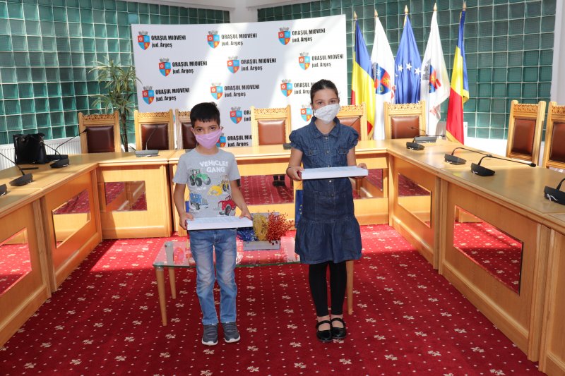 Prima etapă a distribuirii tabletelor s-a încheiat, la Mioveni!