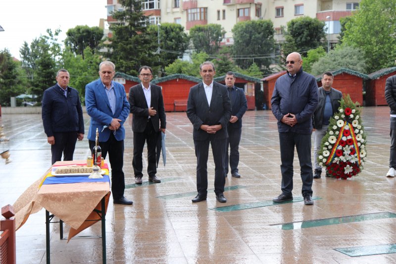 Mioveni: Depuneri de coroane de flori, de Ziua Eroilor!