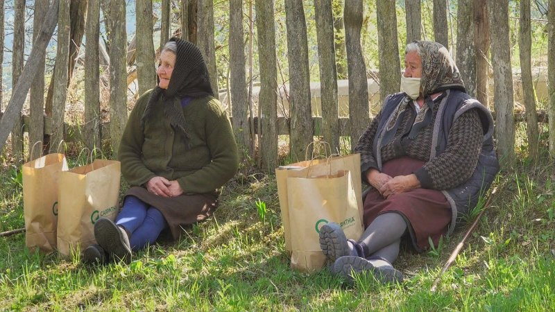 56 de donatori și peste 100 000 € într-o lună pentru pachete alimentare