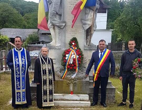 Primarul Turturică a depus o coroană de flori din partea comunității