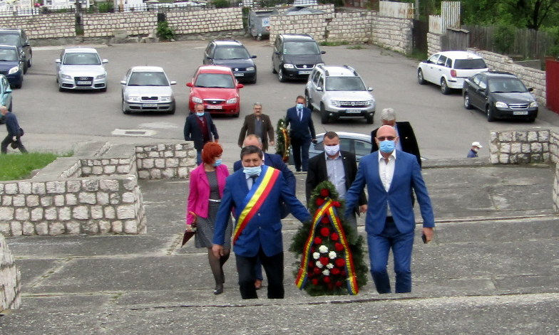 O mână de aleși locali au depus coroane de Ziua Eroilor