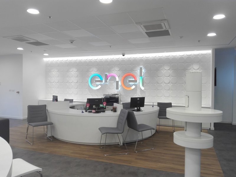 O parte din magazinele partenerilor Enel își vor relua activitatea cu publicul