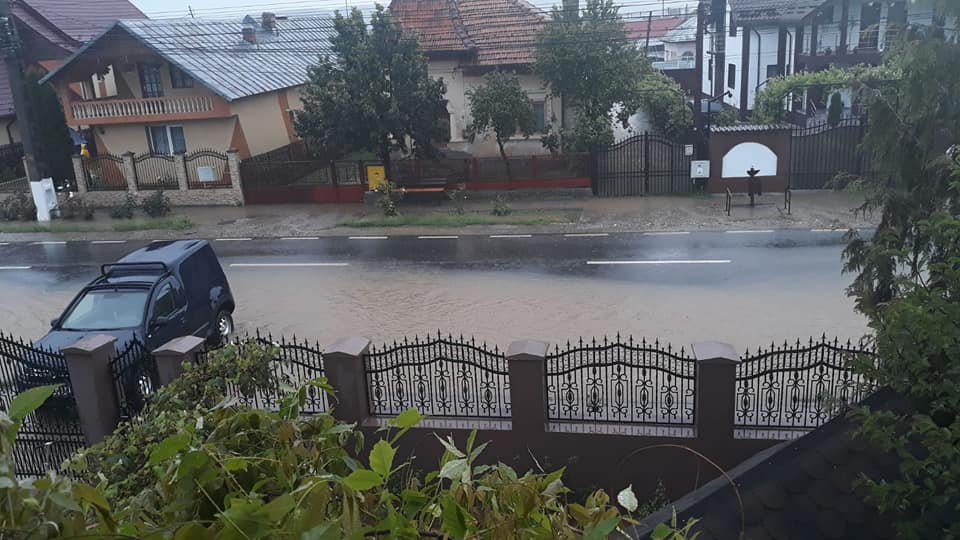 Străzile din Mioveni au fost inundate!