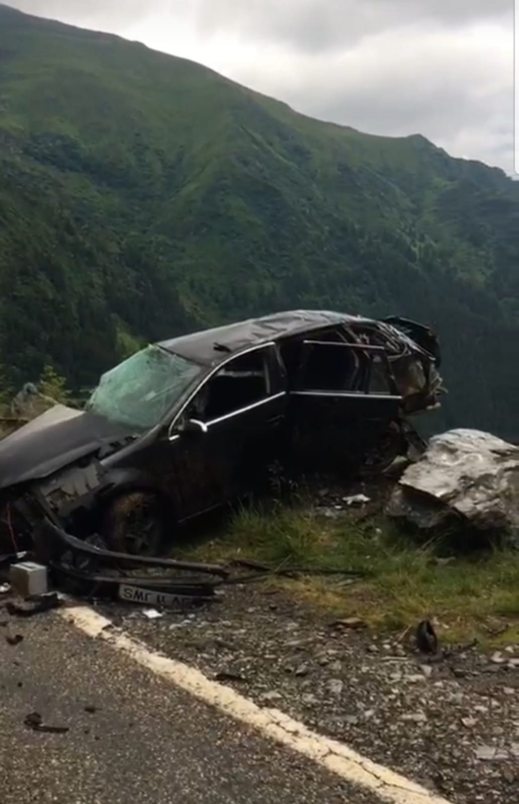 A plonjat zeci de metri în gol cu mașina pe Transfăgărășan