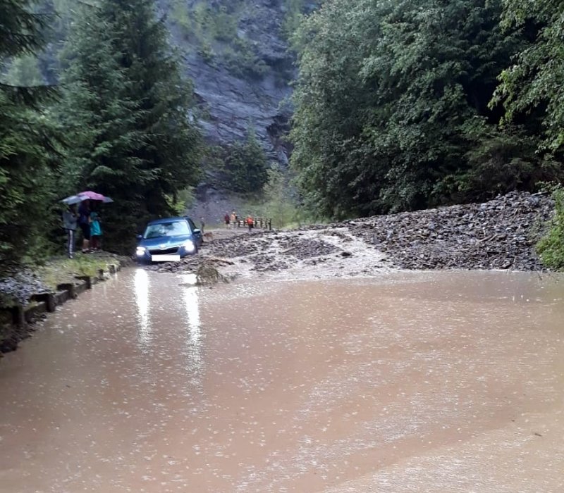 5 persoane prinse de viitură în autoturism!