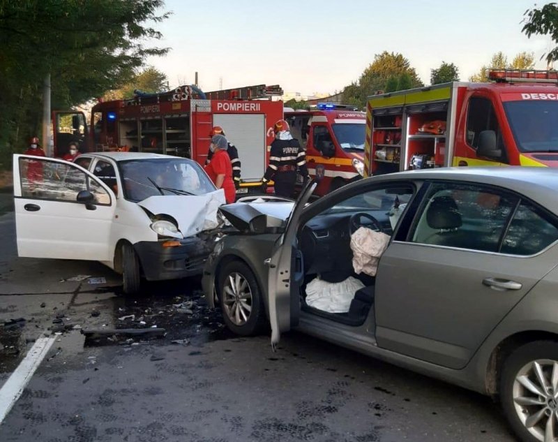 Șofer blocat în interiorul autoturismului în urma unui accident rutier!