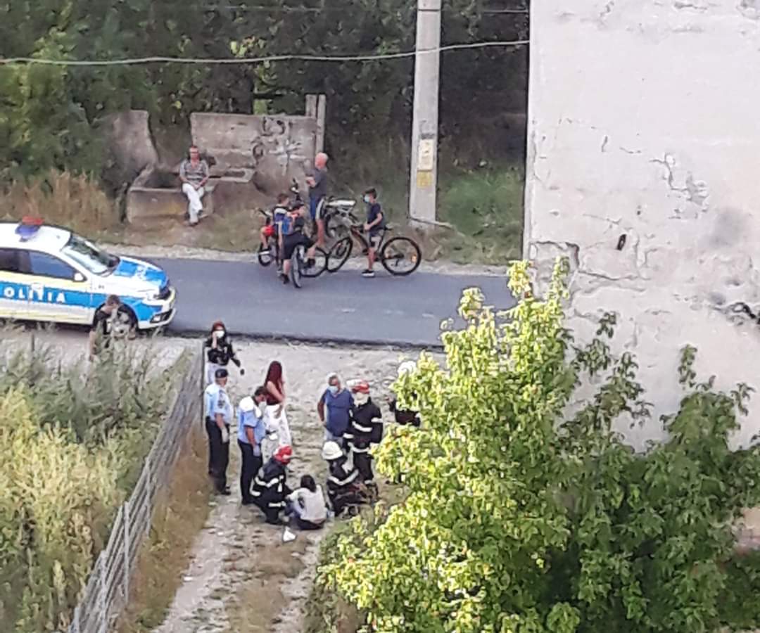 O tânără de aproximativ 17 ani a căzut într-o groapă adâncă