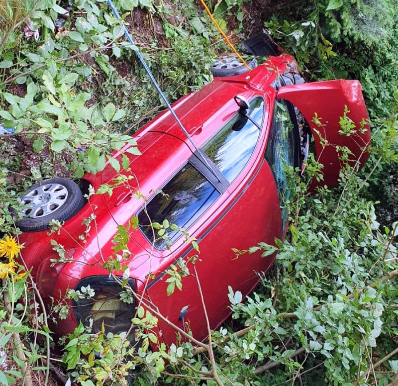 Au ajuns cu mașina în râpă pe Transfăgărășan