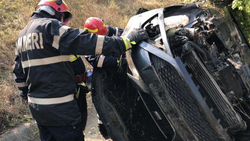 A rupt glisierele, după care s-a rostogolit cu mașina în șanț!