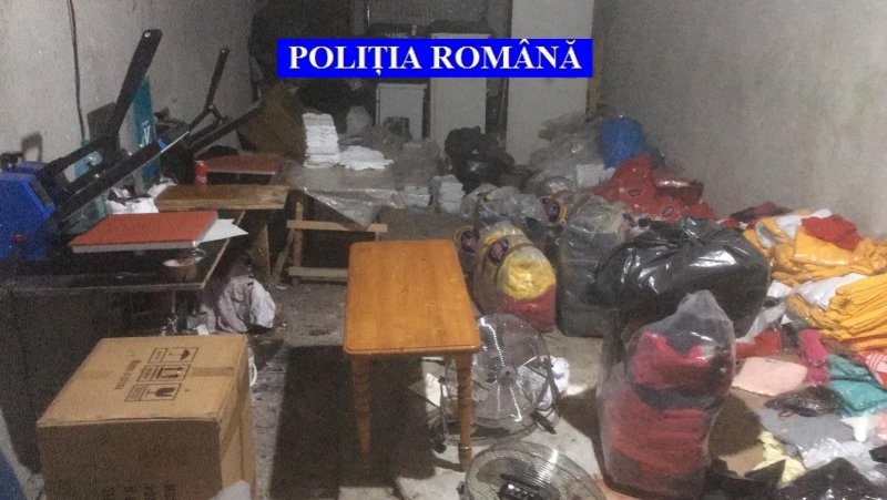Sute de parfumuri și mii de articole vestimentare confiscate în urma unor percheziții