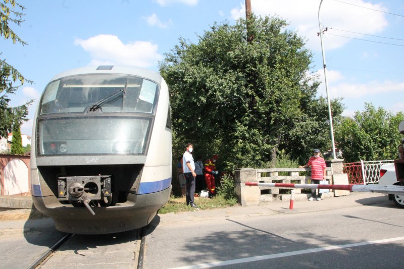 A scăpat ca prin minune după ce a izbit-o trenul!
