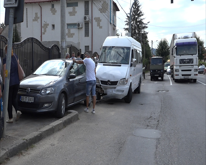 Un microbuz nu a păstrat distanța regulamentară în trafic